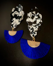 Load image into Gallery viewer, Resin and Silk Tassels